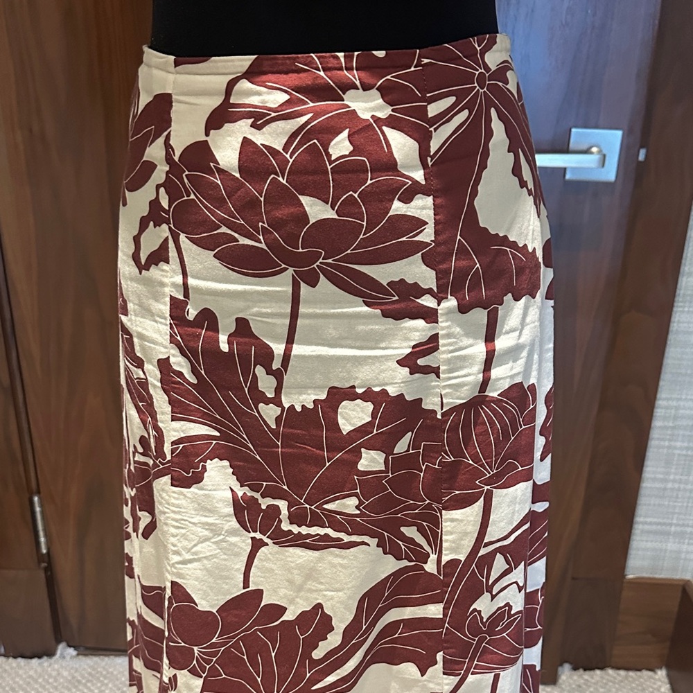 Elegant Floral A-Line Skirt in Red and Cream - Picture 2 of 5